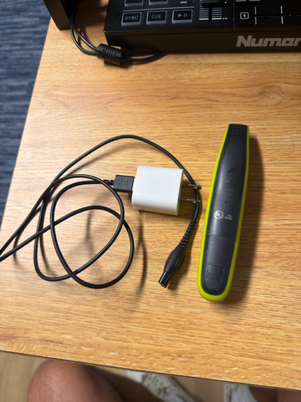 Philips green and black electric nose trimmer with charger - Picture 2 of 2